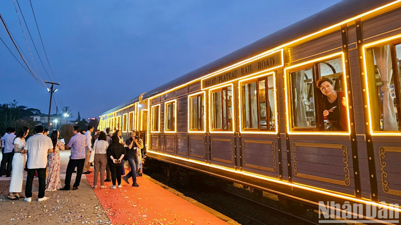 Trains are scheduled to depart Da Lat Station at 6:15 pm and 8:20 pm and leave Trai Mat Station at 7:15 pm and 9:20 pm. Fares range from 72,000 VND to 100,000 VND (2.9 - 4 USD) for each way, according to the VNR.