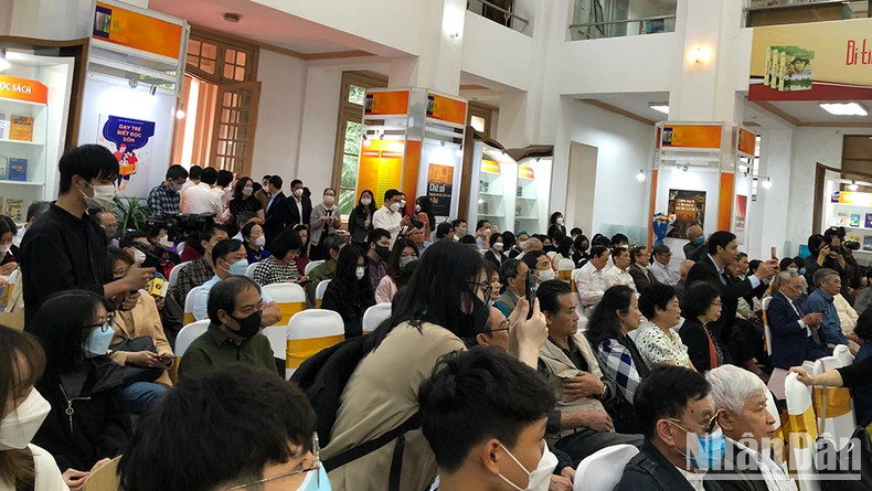 Readers attend a book introduction event at the National Library.