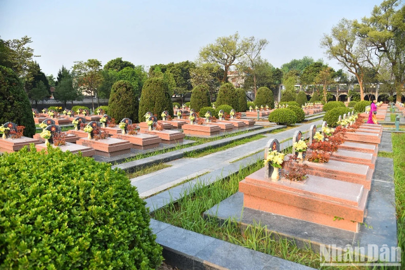 The A1 Martyrs Cemetery serves as a historical witness, reminding young generations today and tomorrow to always follow the example and remember the merits of the fallen heroes and the revolutionary traditions of their fathers to strive to work and study to build a rich and beautiful homeland.