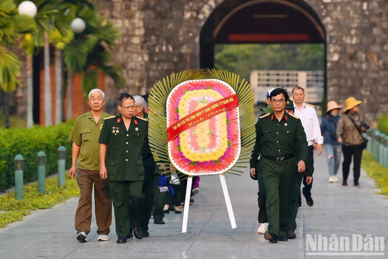Every year, on holidays and Tet, especially on events marking the anniversary of the Dien Bien Phu Victory (May 7) and the War Invalids and Martyrs Day (July 27), many relatives and children of martyrs return to the cemetery to pay respect to the heroic spirits of heroes and martyrs at A1 Martyrs Cemetery.