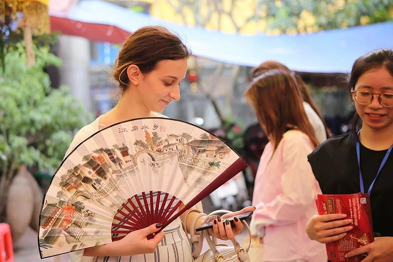 Foreign visitors excitedly participate in activities at the "Kinh Ky ancient music" event. Foreign visitors excitedly participate in activities at the "Kinh Ky ancient music" event.