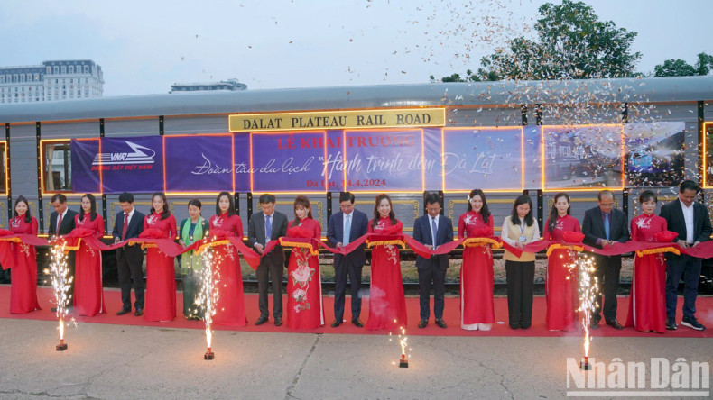 Delegates at the opening ceremony of the tourist train "Da Lat Night Journey".