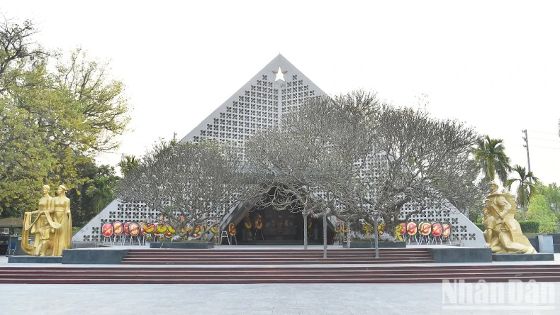 The main gate of the cemetery is designed in the style of an ancient citadel. The cemetery's memorial house is built in an A-shaped structure, and at the top of the memorial in the centre is a large star, with 644 small stars below, symbolising the 644 fallen heroic martyrs who are resting in peace.
