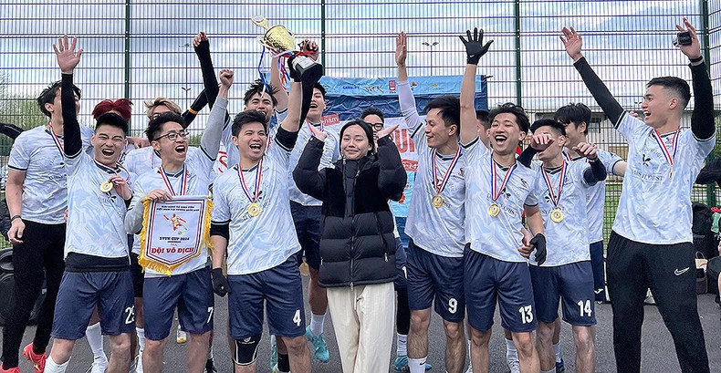 Peaky Blinders team members at the moment of being crowned champions.