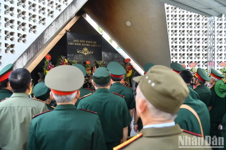 Nguyen Van Doi, 75 years old, a veteran from Hai Duong Province who participated in the battlefield at Quang Tri Citadel, expressed his respect for the heroes and martyrs who sacrificed for the fatherland.