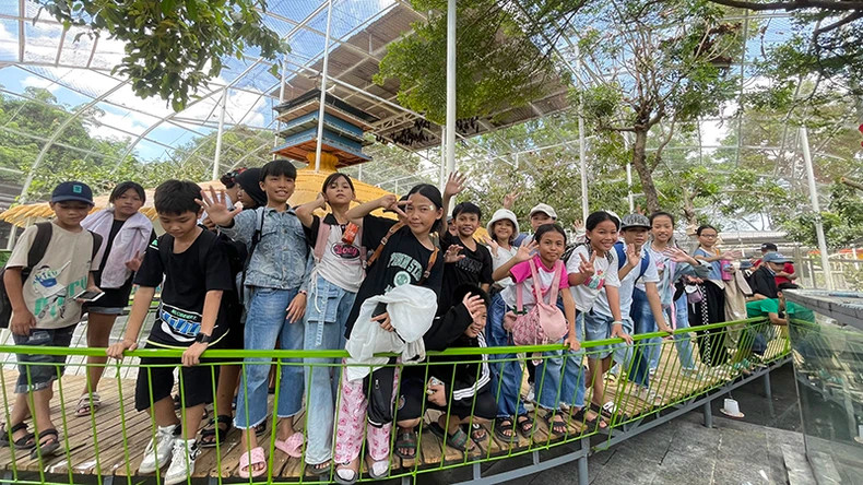 Many children came to Suoi Tien on the morning of April 27.