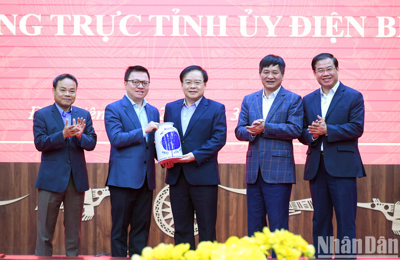 The delegation of Nhan Dan Newspaper presented souvenirs to Dien Bien province.