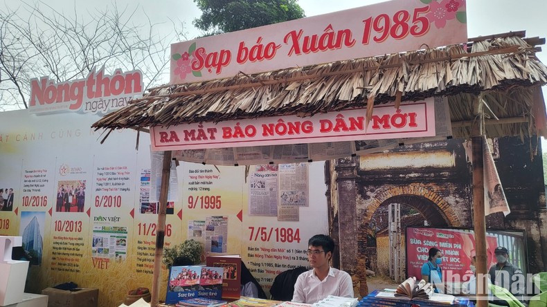 Nong Thon Ngay Nay (Countryside Today) Newspaper's booth brings an idyllic image of the Vietnamese countryside with village gates, and brick walls. According to Yen from Nong Thon Ngay Nay Newspaper said that the newspaper's booth is small, but it captures its glorious history.