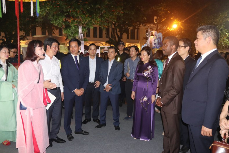 Leaders of Hanoi City and delegates visit the booth at the festival.