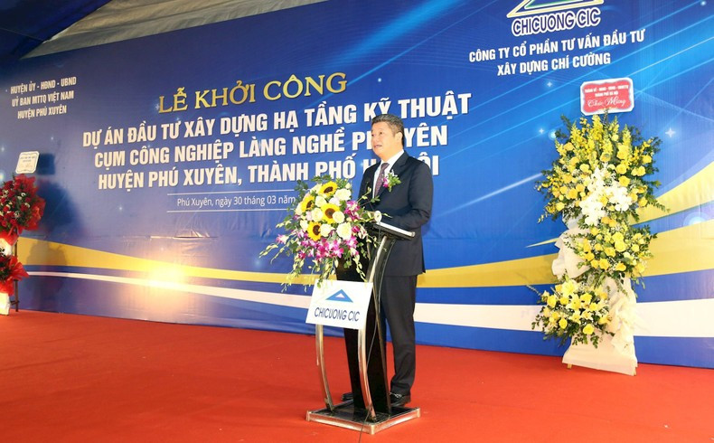 Vice Chairman of Hanoi People's Committee Nguyen Manh Quyen speaks at the ground-breaking ceremony.