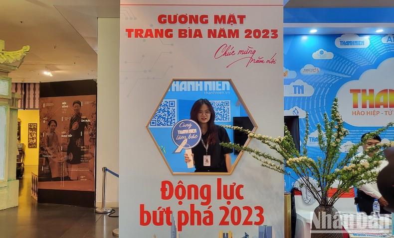 At the booth of Thanh Nien (Youth) Newspaper, there is a creative space for guests to check-in as "The face of the cover 2023" and a space for guests to work and try to be a reporter for Thanh Nien Newspaper.