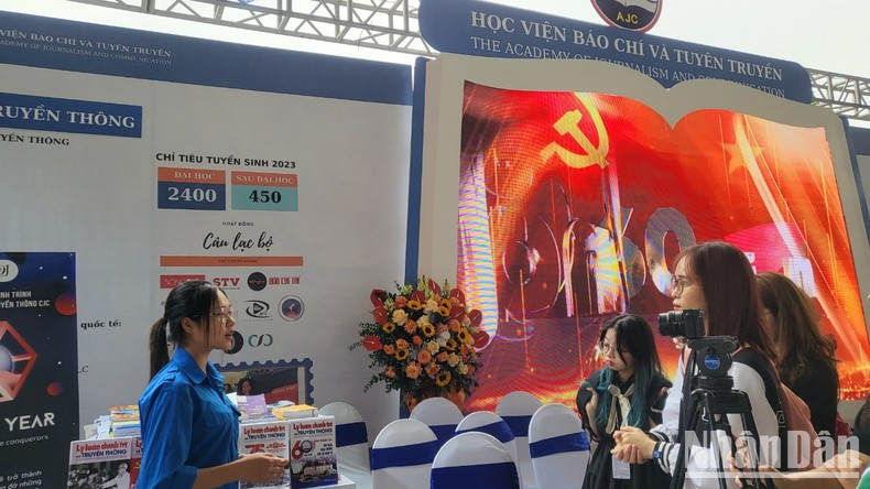 The Academy of Journalism and Communication (AJC) has also organised direct classes for students at the National Press Festival. The student groups are recording memorable moments and events at the National Press Festival, editing news, and constantly posting updates on the STV fanpage.