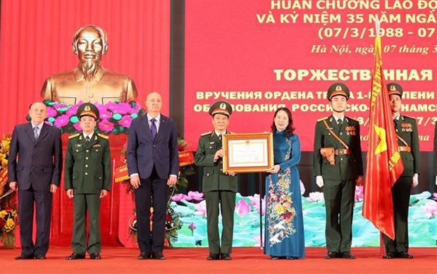 Vice State President Vo Thi Anh Xuan presents the first-class Labour Order to the Vietnam - Russia Tropical Centre. (Photo: VNA) Vice State President Vo Thi Anh Xuan presents the first-class Labour Order to the Vietnam - Russia Tropical Centre. (Photo: VNA)