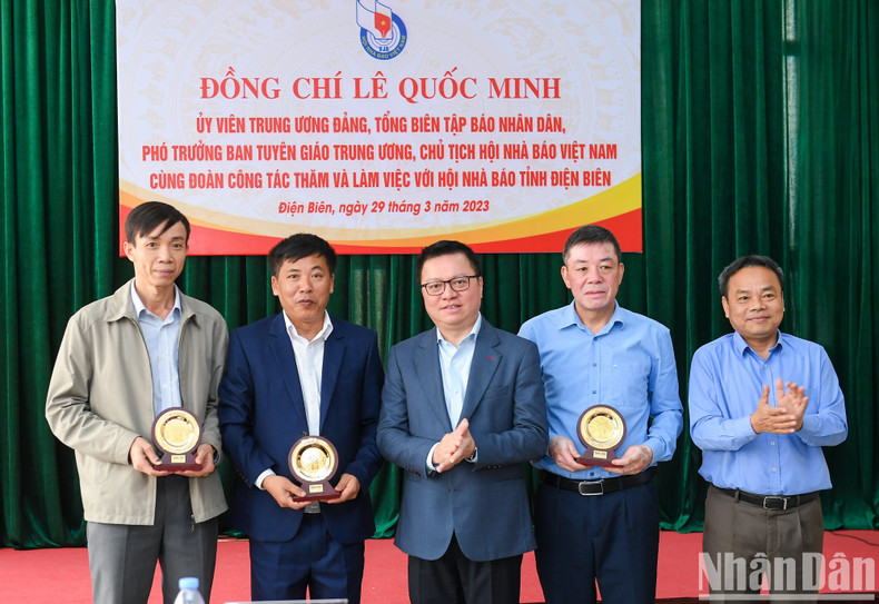 The delegation of Nhan Dan Newspaper presented souvenirs to the Journalists Association of Dien Bien province.