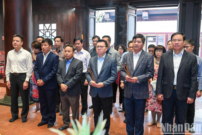 The delegation offered incense, expressing their infinite gratitude for the great merits of the outstanding children of the nation, who fought and sacrificed for the cause of national liberation, for the independence and freedom of the Fatherland, and the people's happiness.