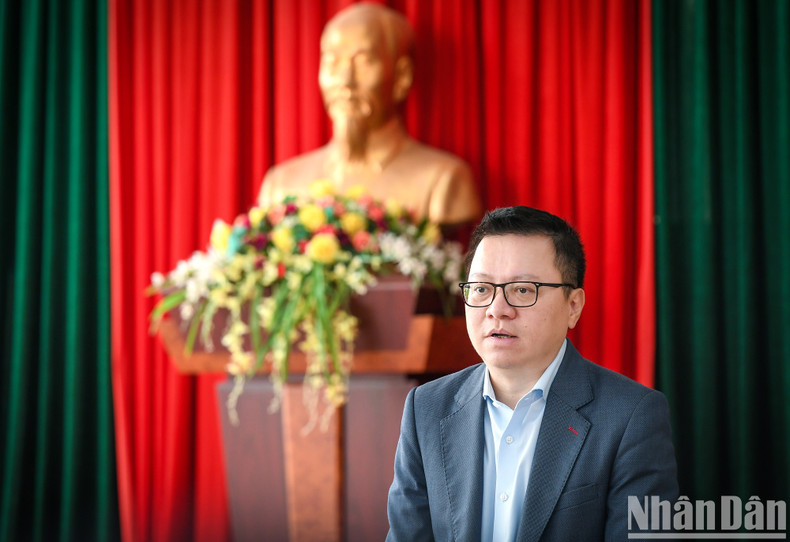 Working with the Journalists Association of Dien Bien province, Le Quoc Minh highly praised the efforts of the press agencies and organisations of the Provincial Journalists Association over the past time, emphasising the need to change the method of journalism, strengthen digital transformation in journalism, apply modern journalism technology, and improve the quality of works.