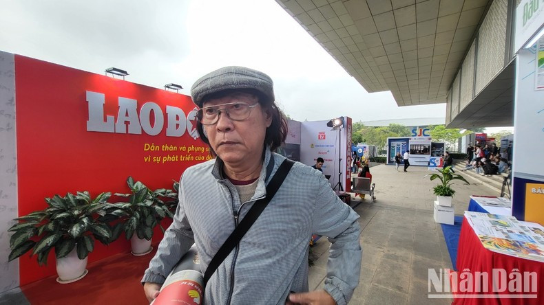Coming to the 2023 National Press Festival, journalist and poet Nguyen Viet Chien commented that the participation of both central and local newspapers at this festival brought different colours, diversity, and richness. The newspapers are beautifully presented, impressive, and rich with different dynamics. He found that in recent years, online newspapers have attracted large numbers of readers. He said that the most important thing for the press today is how to reflect the life of the country today: social life, human life, joys, sorrows, aspirations, concerns, dreams and even the pain of modern people.