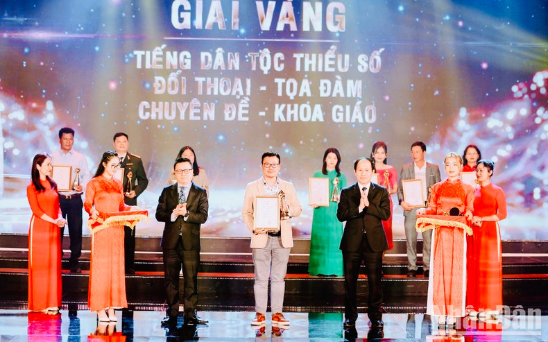 Editor-in-Chief of Nhan Dan Newspaper Le Quoc Minh and Secretary of the Hai Phong City Party Committee Le Tien Chau present the gold prize to the winners. Editor-in-Chief of Nhan Dan Newspaper Le Quoc Minh and Secretary of the Hai Phong City Party Committee Le Tien Chau present the gold prize to the winners.