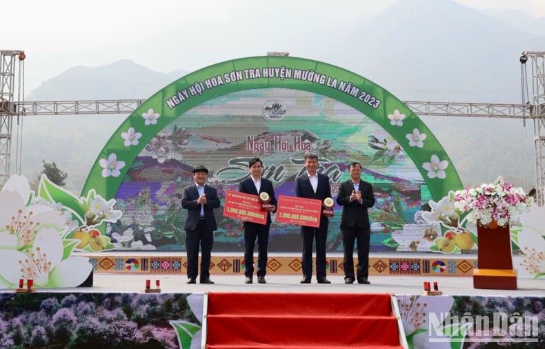 Minister-Chairman of Committee for Ethnic Minorities Affairs Hau A Lenh and Chairman of the People's Committee of Dong Nai province Cao Tien Dung presented 3 billion VND to two provinces of Yen Bai and Son La to support poor ethnic minorities who do not have houses, temporary houses. Minister-Chairman of Committee for Ethnic Minorities Affairs Hau A Lenh and Chairman of the People's Committee of Dong Nai province Cao Tien Dung presented 3 billion VND to two provinces of Yen Bai and Son La to support poor ethnic minorities who do not have houses, temporary houses.