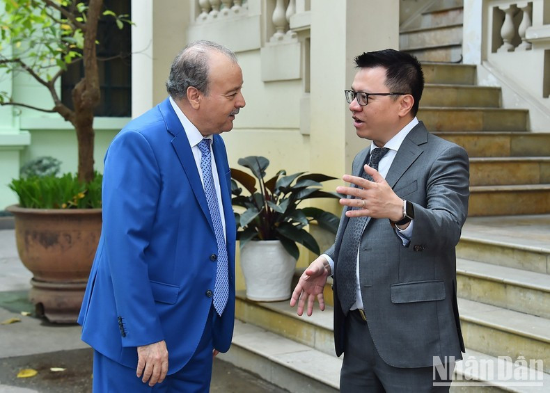 Editor-in-Chief Le Quoc Minh (R) and Ambassador Abdelhamid Boubazine. (Photo: NDO/Thuy Nguyen)