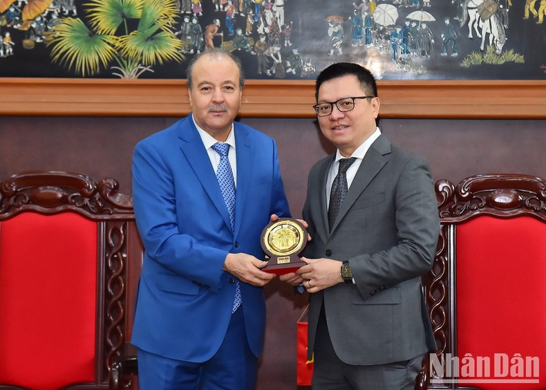 Editor-in-Chief Le Quoc Minh (R) presents Ambassador Abdelhamid Boubazine with the logo of Nhan Dan Newspaper. (Photo: NDO/Thuy Nguyen)