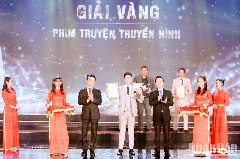 Deputy Prime Minister Tran Hong Ha and Minister of Information and Communications Nguyen Manh Hung presented the gold prizes for the television dramas category. Deputy Prime Minister Tran Hong Ha and Minister of Information and Communications Nguyen Manh Hung presented the gold prizes for the television dramas category.