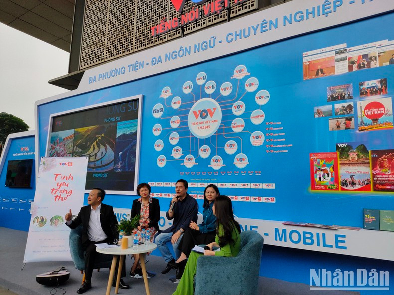 Within the framework of the National Newspaper Association, the Association of Journalists of the Department of Literature and Arts under the Voice of Vietnam conducted the exchange programme "Love in poetry".