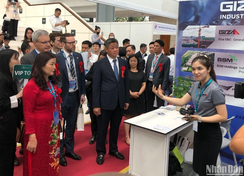 Leaders of Hanoi city visit the booths at the fair. Leaders of Hanoi city visit the booths at the fair.