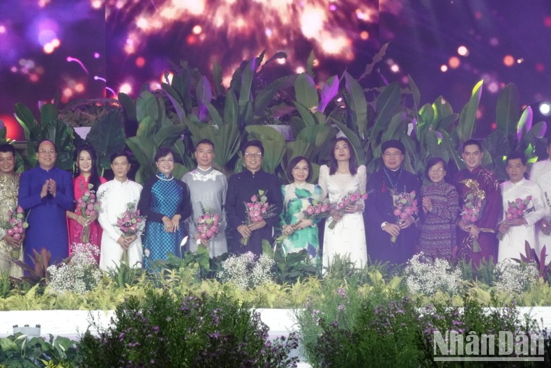 Delegates give flowers to designers participating in this year's Ao Dai Festival.