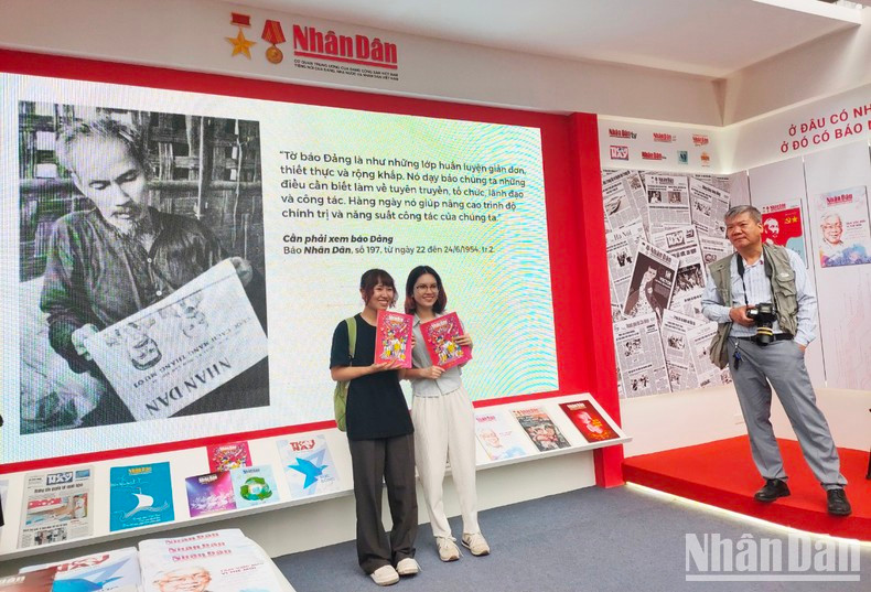Nhan Dan Newspaper brings to the 2023 National Press Festival the works that have been meticulously cultivated from content to presentation. In addition to introducing six publications, namely Nhan Dan Daily, Nhan Dan Weekend, Nhan Dan Monthly, Nhan Dan Online, Thoi Nay Newspaper and Nhan Dan Television, Nhan Dan Newspaper also introduced six specialised pages about six key economic regions: the Red River Delta; the Northern Midlands and Mountains; the North Central Coast and Central Coast; the Central Highlands; the Mekong Delta; and the Southeast.