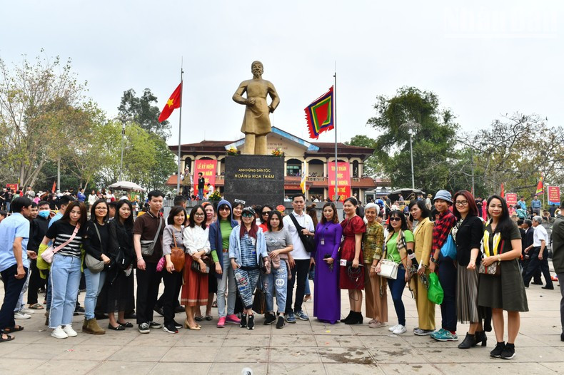 Visitors’ experience at Hoang Hoa Tham historical site (Yen The district). (Photo: DANG KHOA)