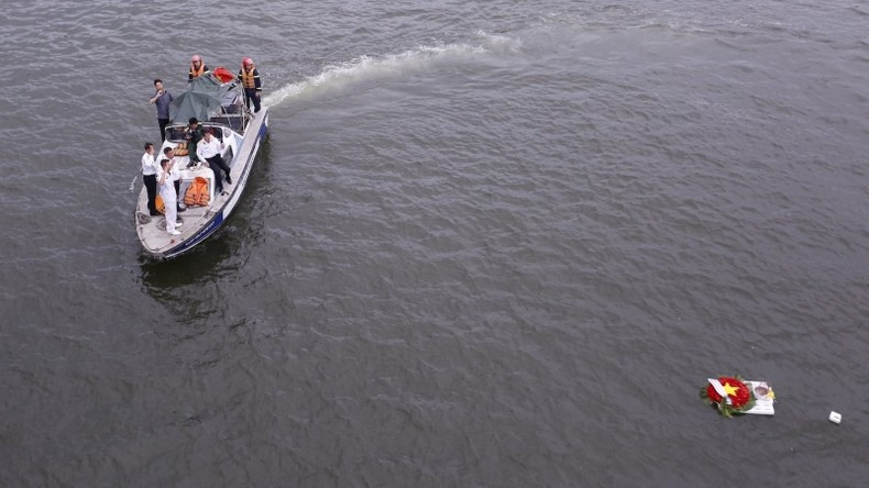 Memorial wreaths were dropped into the sea, commemorating the heroes and martyrs of Gac Ma. Memorial wreaths were dropped into the sea, commemorating the heroes and martyrs of Gac Ma.