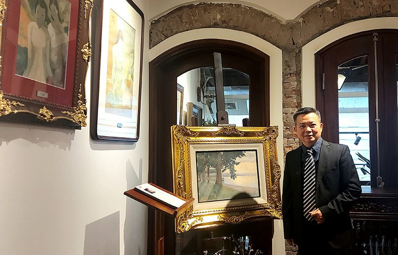 Collector Tran Ngoc Lam with a painting of King Ham Nghi. Collector Tran Ngoc Lam with a painting of King Ham Nghi.