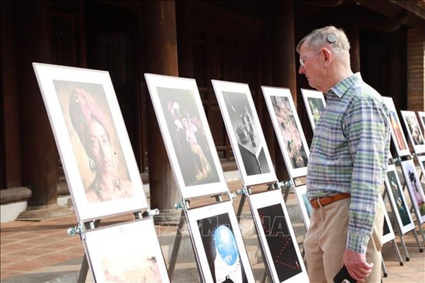 A visitor at the exhibition (Photo: VNA)