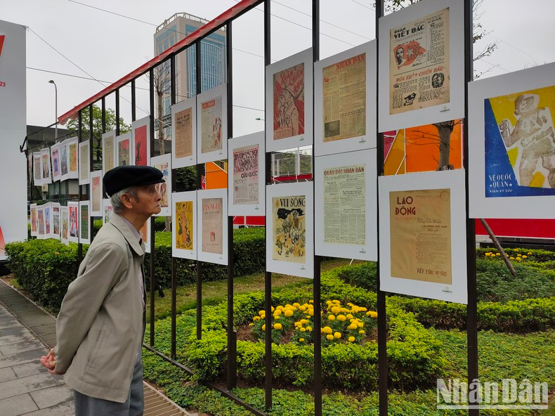 Vuong Duc Thu, 85 years old, former reporter of Ha Tay Newspaper (now Ha Noi Moi Newspaper), former Vice Chairman of Ha Tay Journalists Association (1993-1999 period) said that the exhibition "Xuan Xua" (Ancient Spring) reminded him of the past, with many elaborate and artistic spring edition covers.