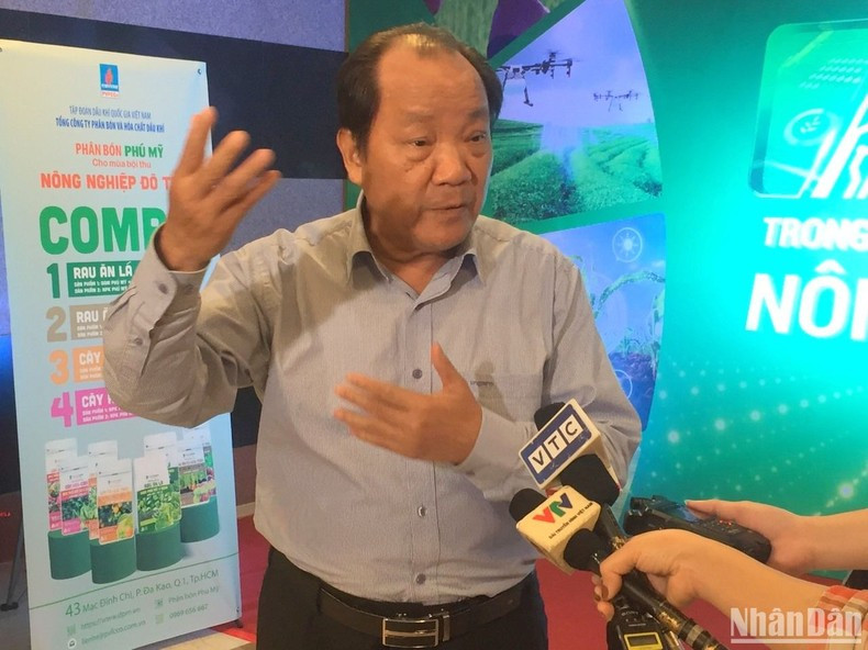 Chairman of the General Council of Agriculture and Rural Development of Vietnam Ho Xuan Hung, talks to reporters on the sidelines of the conference. (Photo: VAN TOAN)