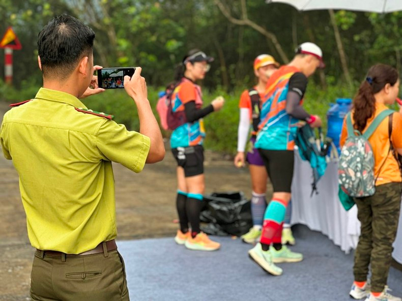 More than 500 "runners" participated in the run to call for a halt to the illegal hunting, trading, and consumption of wild animals. More than 500 "runners" participated in the run to call for a halt to the illegal hunting, trading, and consumption of wild animals.