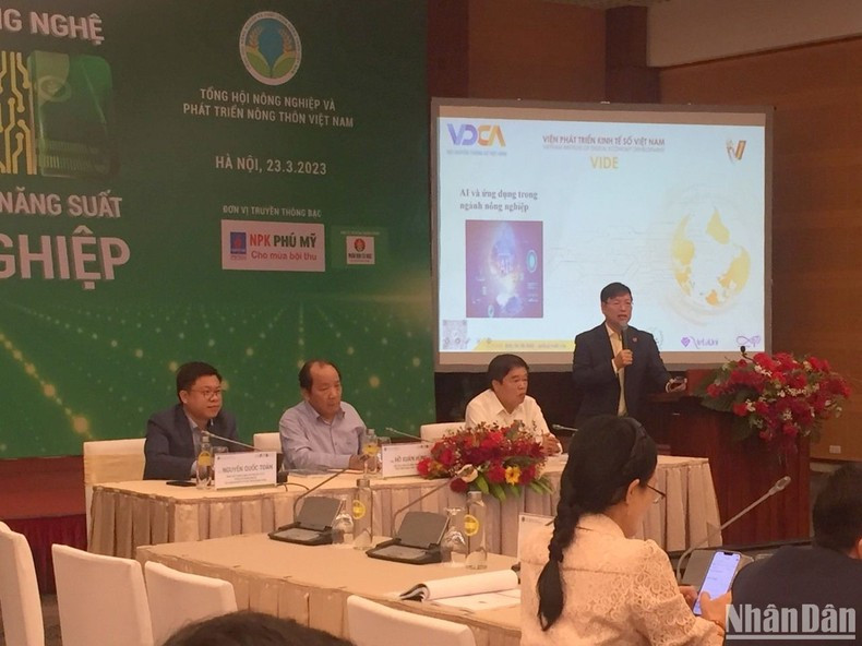 Dr. Tran Quy, Director of the Vietnam Institute of Digital Economy Development, addressing the recent conference on AI application in agriculture, in Hanoi. (Photo: VAN TOAN)