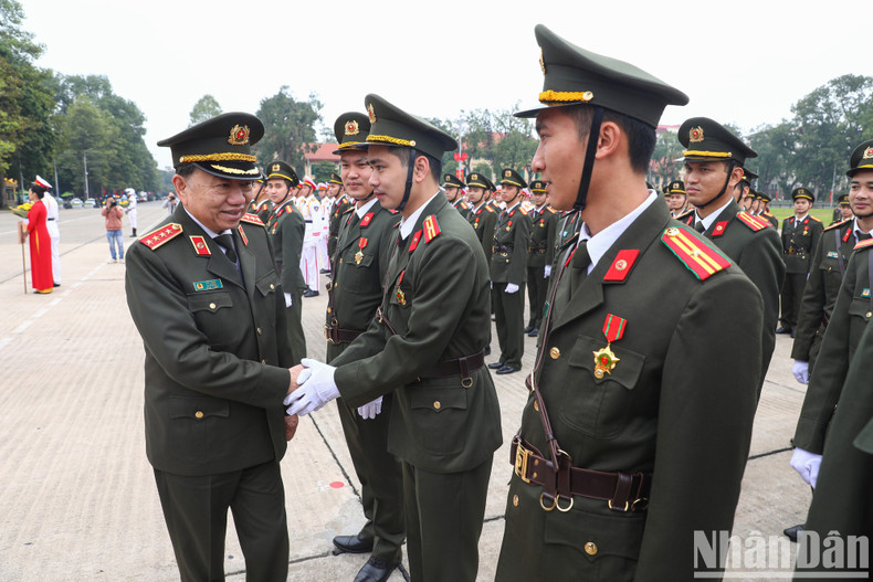 Minister of Public Security General To Lam offering congratulations to representatives participating in the sports festival. Minister of Public Security General To Lam offering congratulations to representatives participating in the sports festival.
