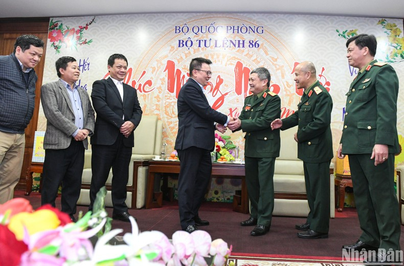 Editor in Chief of Nhan Dan Newspaper Le Quoc Minh visited and extended Tet wishes to the Cyber Command. (Photo: Thanh Dat)