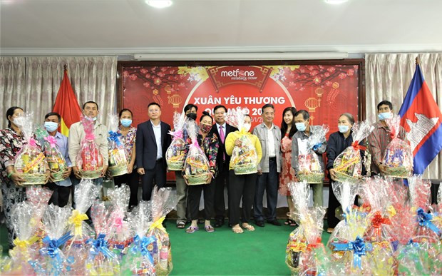 Disadvantaged people of Vietnamese origin in Phnom Penh receive Tet gifts on January 9. (Photo: VNA)