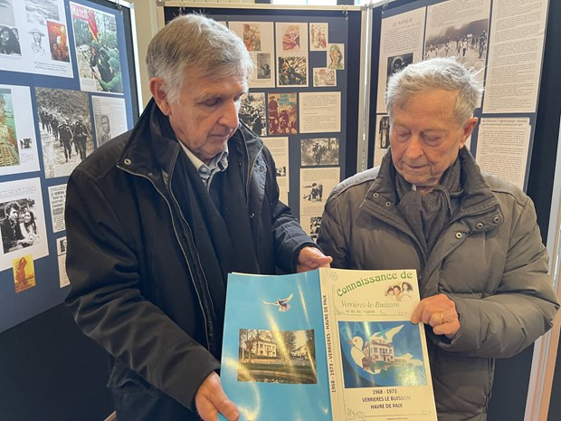 The book "1968-1973 Verrières-le-Buisson: Havre De Paix” is introduced at the exhibition. (Photo: VNA)