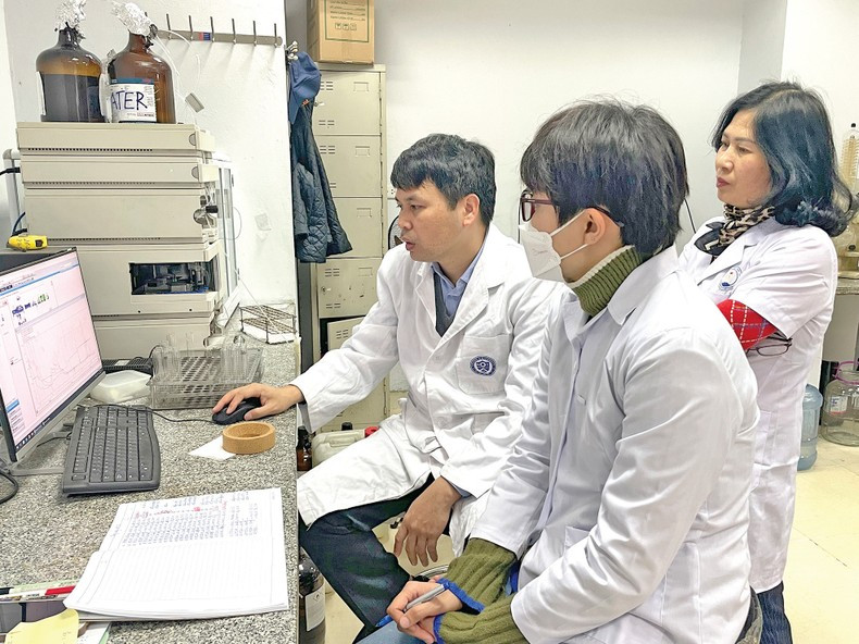 Assoc. Prof. Dr. Nguyen Xuan Nhiem (left) guides students and researchers.