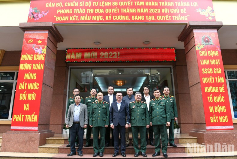 Delegates take souvenir photos at the headquarters of the Cyber Command. (Photo: Thanh Dat)