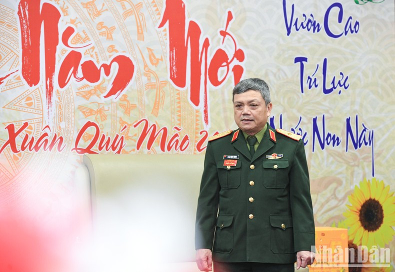 Major General Pham Viet Trung, Deputy Commander and Chief of Staff of the Cyber Command speaking at the meeting with the Nhan Dan newspaper delegation. (Photo: Thanh Dat)
