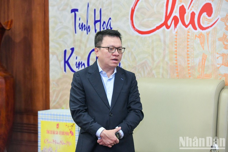 Editor in Chief of Nhan Dan Newspaper, Deputy Head of the Party Central Committee’s Communications and Education Commission cum Chairman of the Vietnam Journalists’ Association Le Quoc Minh, delivered a speech and extended Tet wishes to officers and soldiers of the Cyber Command. (Photo: Thanh Dat)