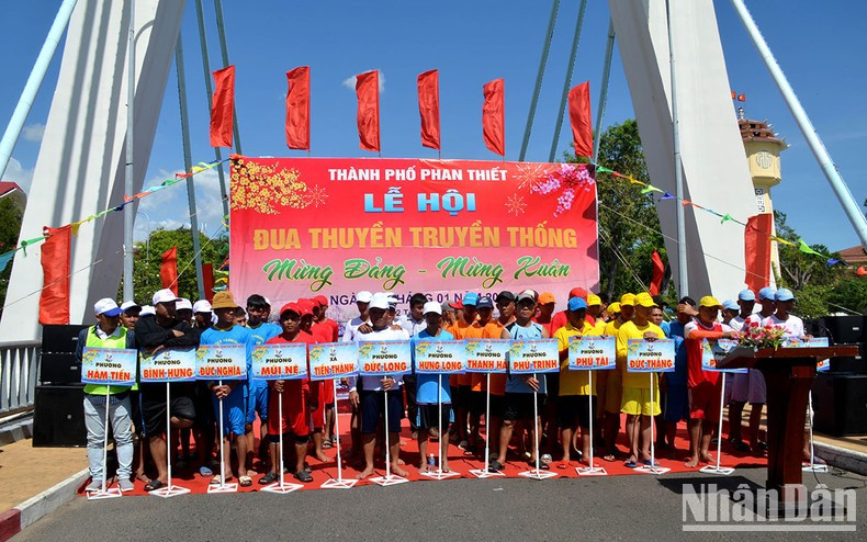 The festival attracted the participation of more than 300 athletes from nine coastal wards and communes.