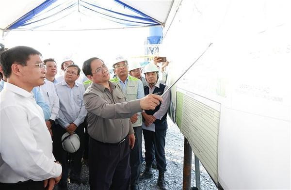 PM Pham Minh Chinh inspects the construction of Nhon Trach bridge of HCM City Belt Road No.3 project (Photo: VNA)