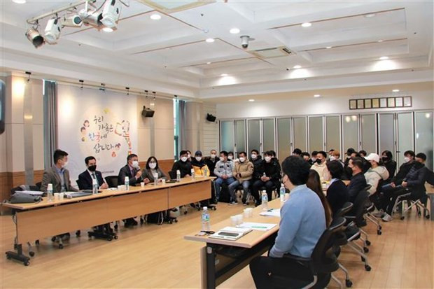 Working session between representatives from Vietnam Centre for Overseas Labour and Ansan Counseling Centre for Foreign Workers (Photo: VNA)