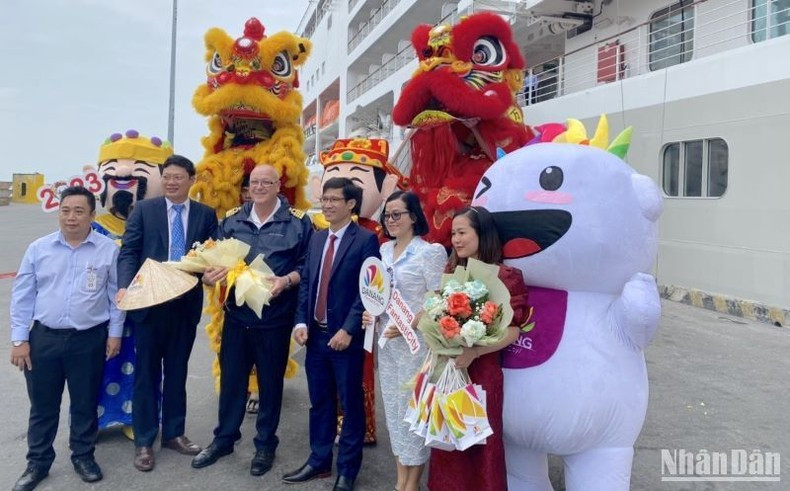 More than 400 cruise tourists arrived in Da Nang on the second day of the Lunar New Year 2023.